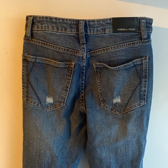 Kendall and Kylie, the relaxed, skinny jeans, distressed, and ripped - Picture 5 of 8